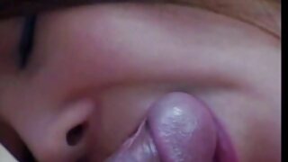 المالحة الفرخ رايلي ريد يعطي الحلق العميق اللسان على كاميرا بوف سكس عالمي احترافي مترجم