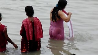 غريب المشجع سكس احترافي مترجم تسيطر قرنية الرجل في غرفة خلع الملابس