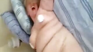 مرهف ضوء الشعر غال في جوارب سوداء ينتشر سيكس احترافي الساقين إلى دغدغة لها يتوهم